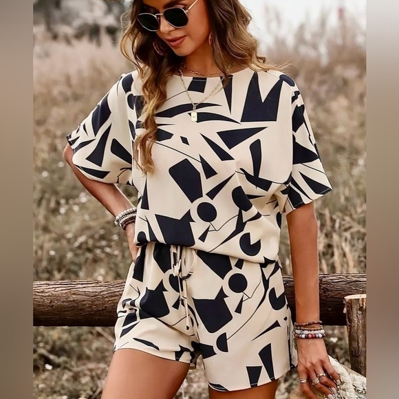 Women’s Geo Print 2PC Casual Shorts Set - Size XL - NWT - Picture 3 of 4